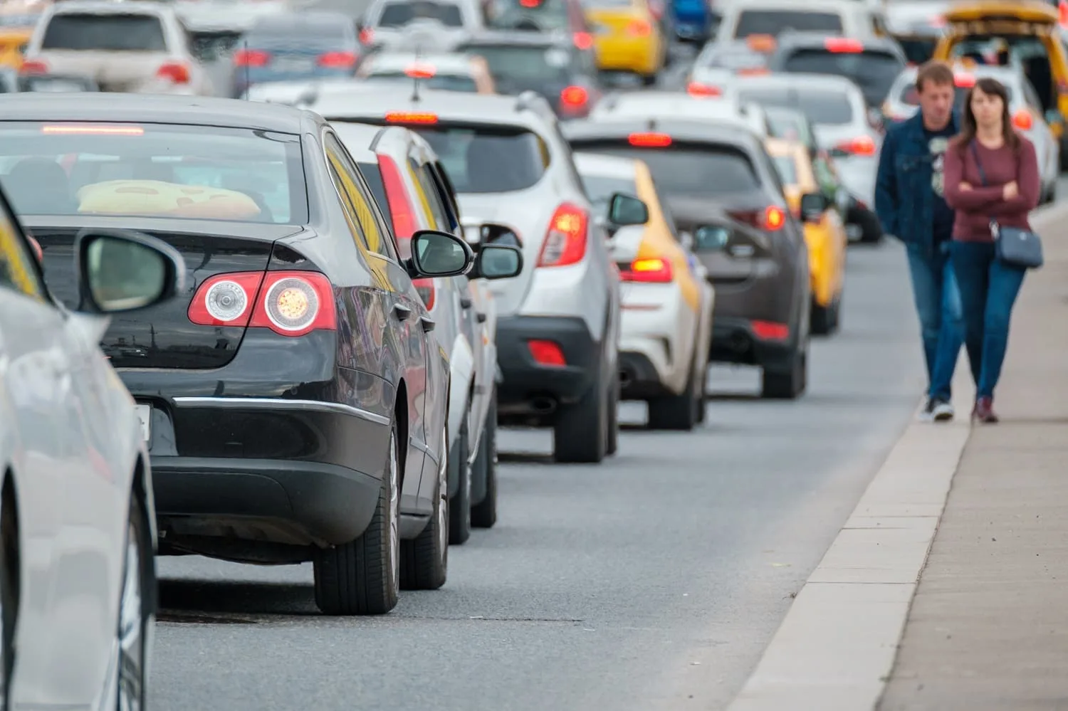 Automobiliai mieste – kasdienės situacijos, kai svarbu turėti galiojantį draudimą.