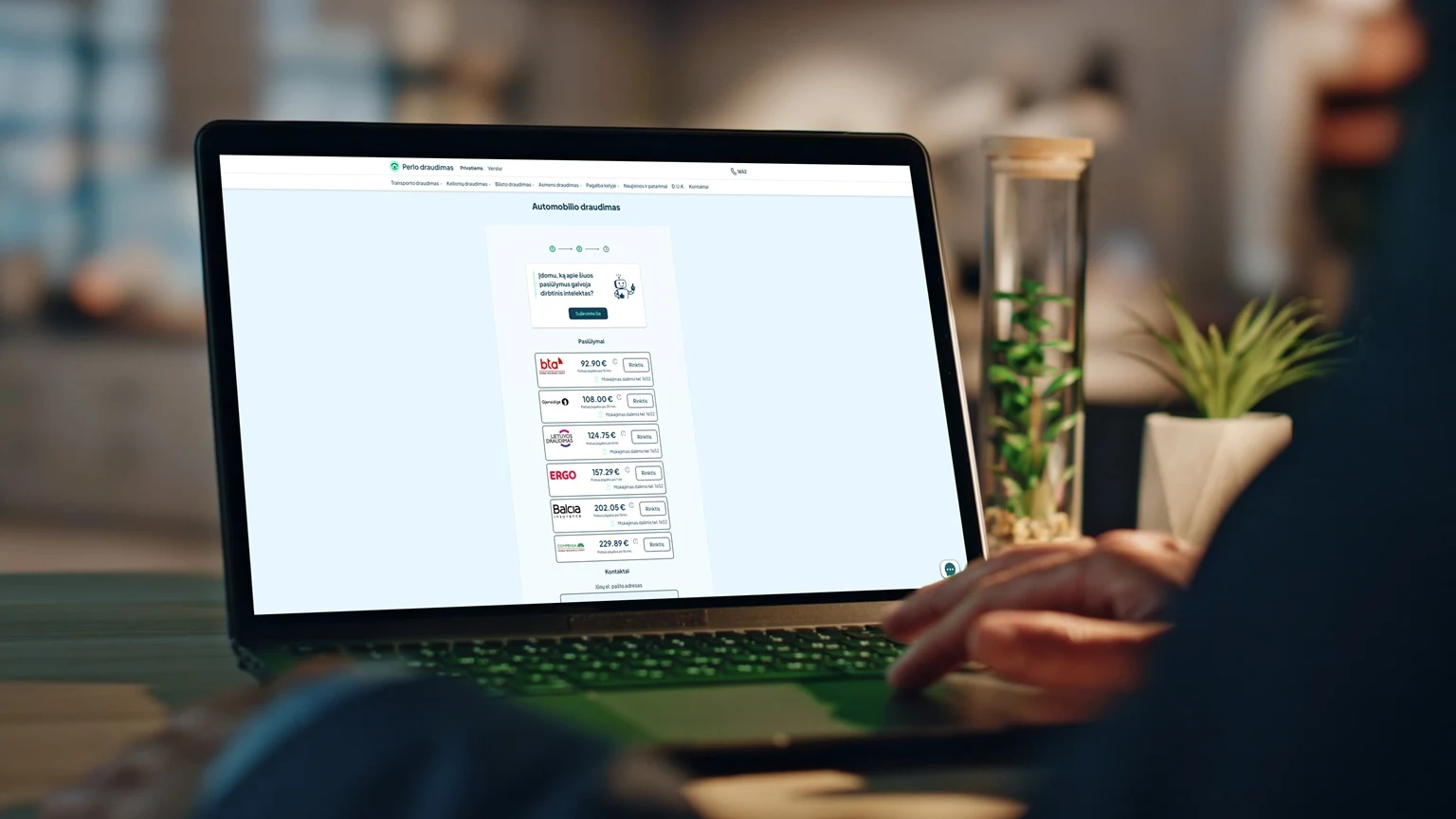 Perlo draudimo skaičiuoklės ekranas, kuriame lyginami automobilio draudimo kainų pasiūlymai.