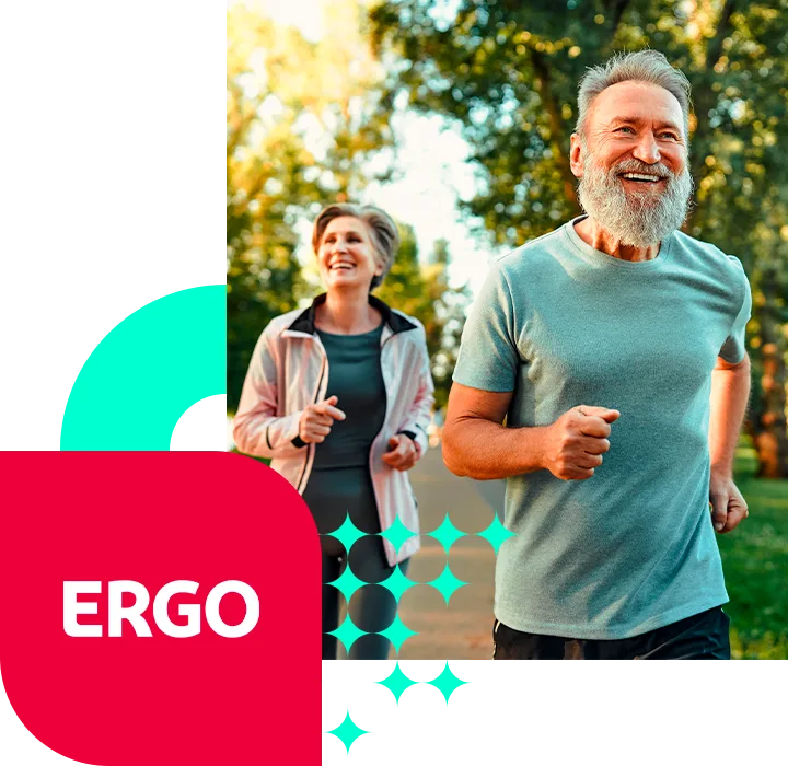 Vyresnė pora bėgioja parko taku, abu šypsosi ir sportuoja gryname ore.