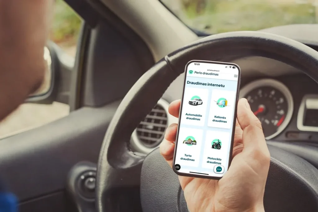 Vairuotojas telefone atsidaro „Perlo draudimo“ svetainę ir pasirenka automobilio draudimą internetu.