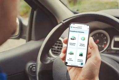 Vairuotojas telefone atsidaro „Perlo draudimo“ svetainę ir pasirenka automobilio draudimą internetu.