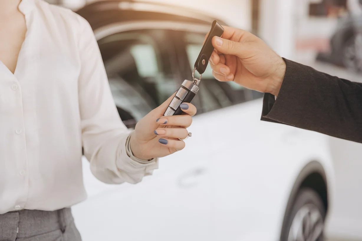 Automobilio raktelių perdavimas klientui po įsigijimo ir draudimo sudarymo