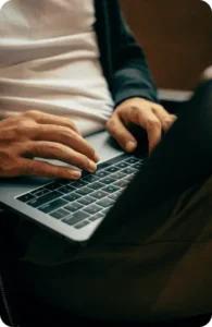 Žmogus rašo užklausos formą dėl draudimo produktų