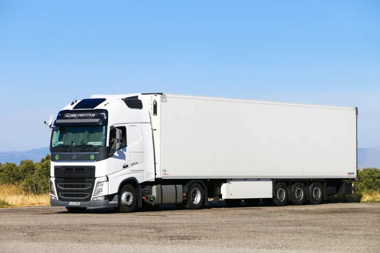Baltas vilkikas su puspriekabe kelyje - komercinio transporto KASKO draudimas krovinių pervežimo verslui ir logistikos įmonėms.