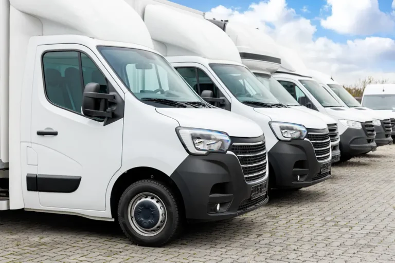 Baltų krovininių mikroautobusų eilė aikštelėje - automobilių parko KASKO draudimas smulkiam ir vidutiniam verslui.