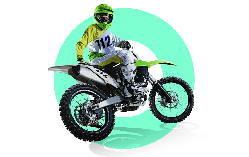Motokroso sportininkas ant žalio motociklo.